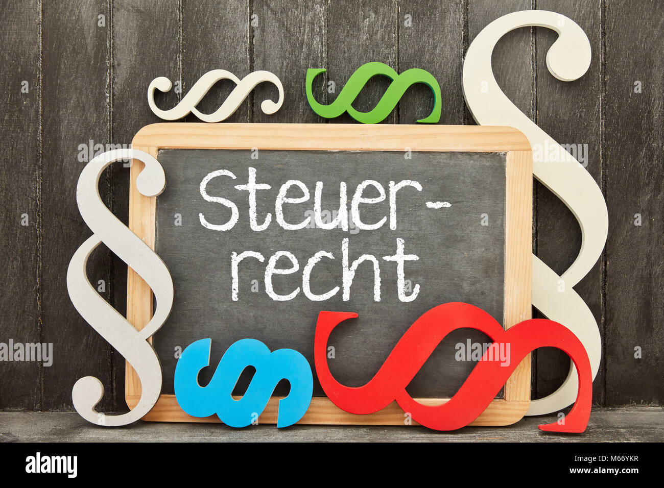 Parola tedesca Steuerrecht (legge fiscale) come concetto su una lavagna Foto Stock