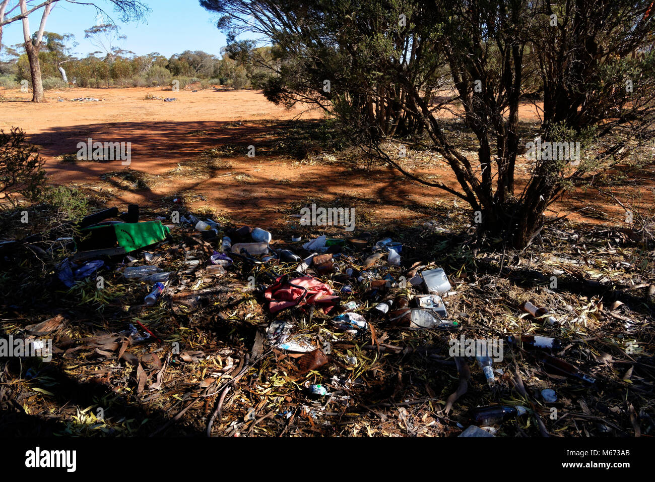 Spazzatura nel paesaggio australiano, Murchison, Western Australia. Foto Stock