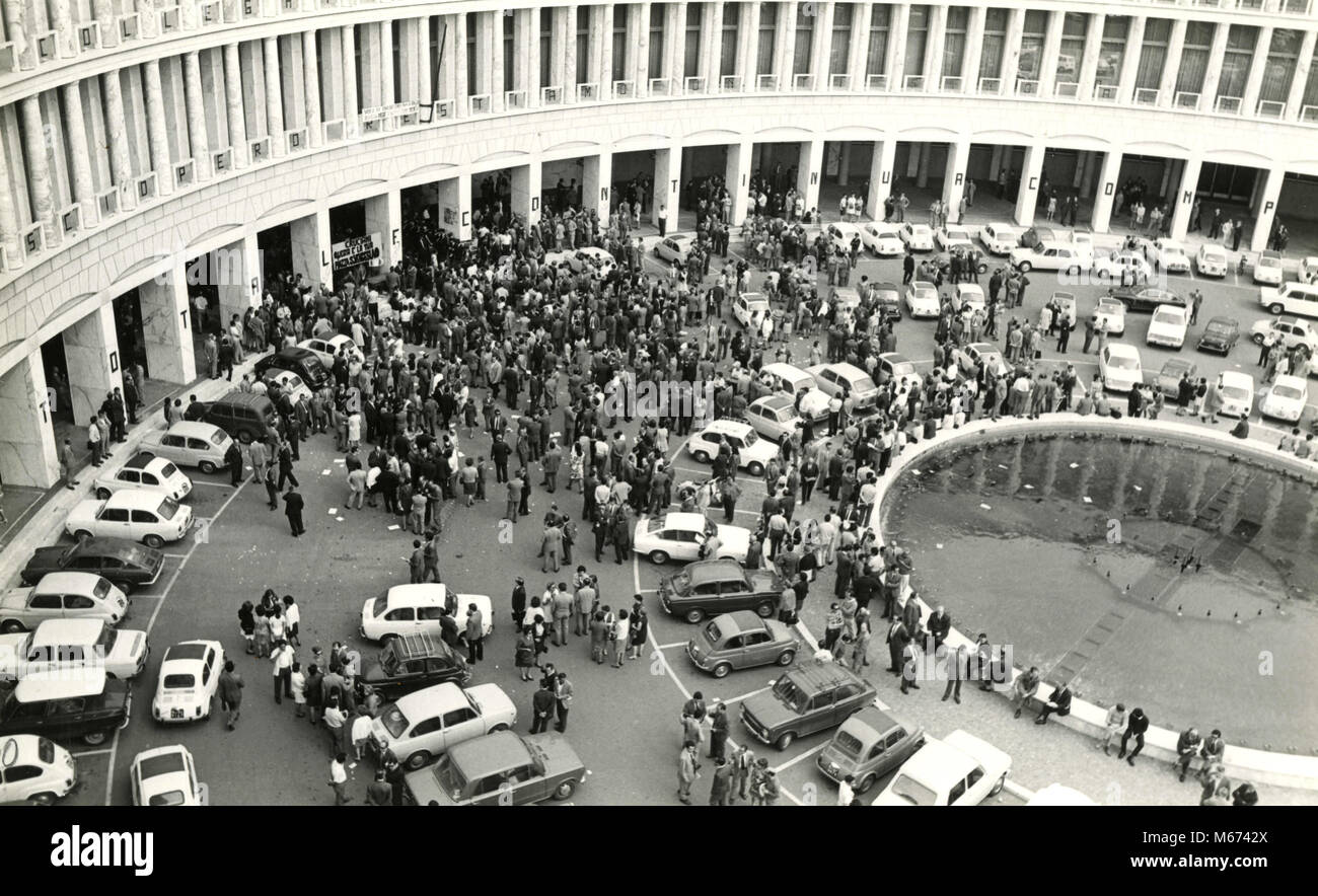 Le persone e le automobili in EUR, Roma, Italia degli anni sessanta Foto Stock