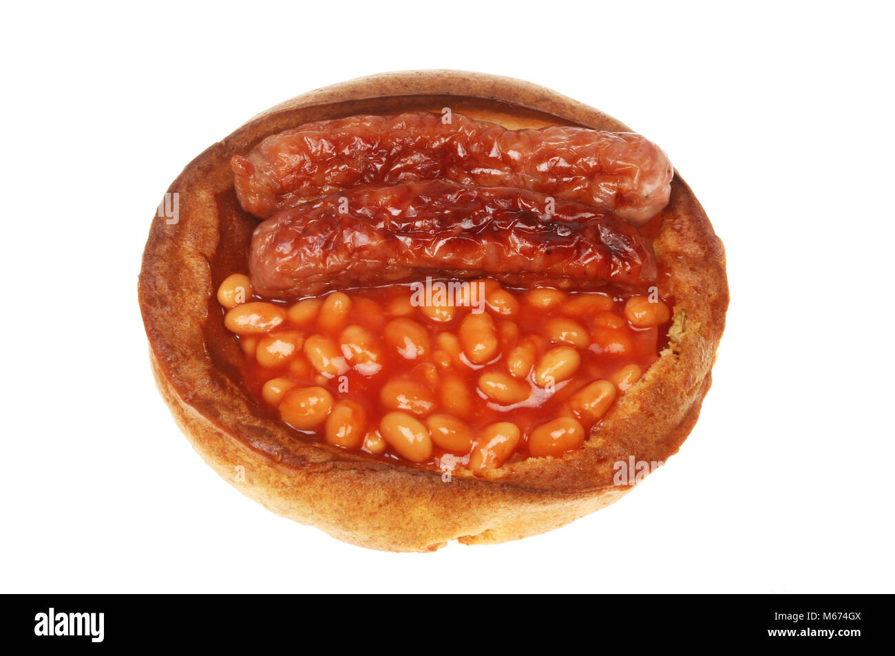 Salsicce e fagioli in un gigante di Yorkshire pudding isolata contro bianco Foto Stock