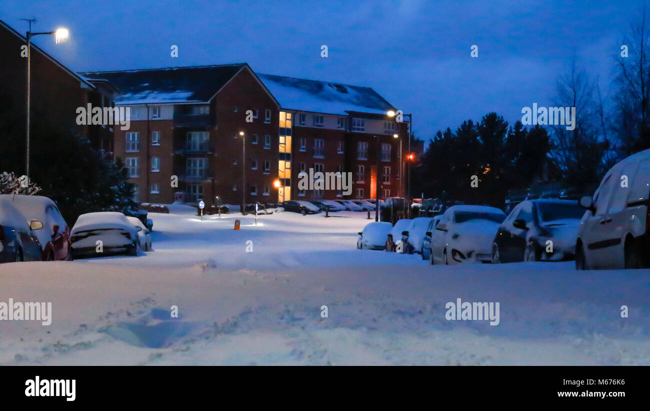 Clydebank, Scozia. 1 Mar, 2018. Regno Unito: meteo neve pesante durante la notte avrà un enorme influenza sul popolo il risveglio questa mattina in Scozia centrale. Immagine presa inizio giovedì 1 marzo 2018 come gente a prepararsi alla testa di lavoro. Le strade principali sono coperti di neve e strade secondarie sono quasi impraticabile. Credito: Colin Poultney/Alamy Live News Foto Stock