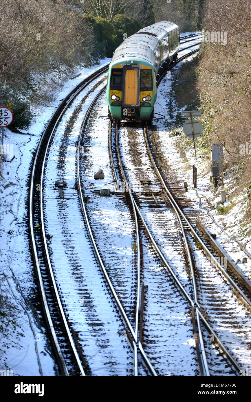 Lewes, Regno Unito. 28 Feb, 2018. Regno Unito: meteo neve provoca la rampa meridionale per eseguire un servizio ridotto su molte rotte. Credito: Peter Cripps/Alamy Live News Foto Stock