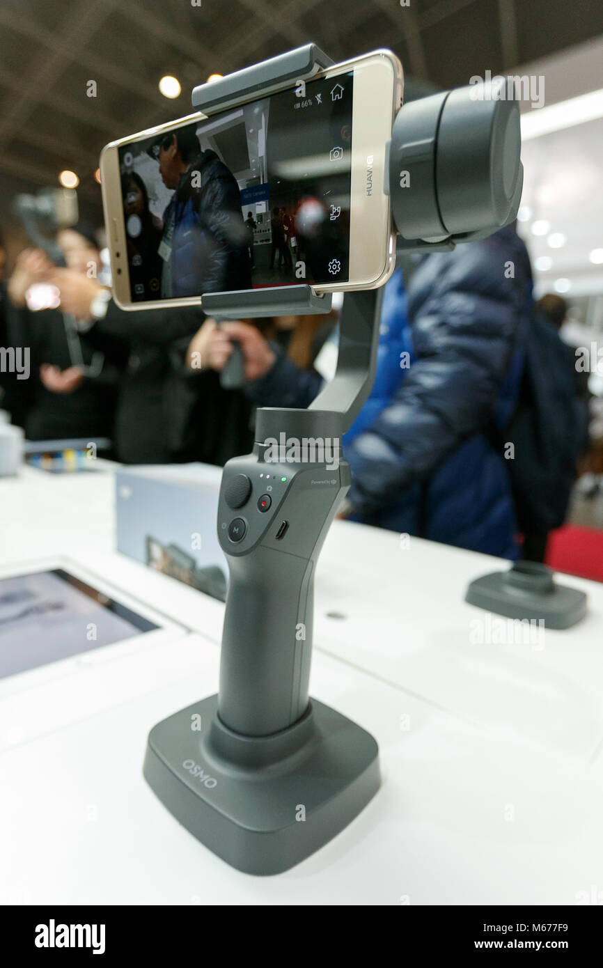 Yokohama, Giappone. 1 Mar, 2018. DJI è di nuovo OSMO MOBILE 2 sul display al CP Camera & Photo Imaging Show 2018 Il 1 marzo 2018 a Yokohama, Giappone. CP è più grande del Giappone e della fotocamera photo imaging mostra. Quest'anno, 1,123 Stand espositori e circa 70.000 visitatori sono attesi durante i quattro giorni di fiera che si tiene presso il Pacifico Yokohama e OSANBASHI Hall fino al 4 marzo. Credito: Rodrigo Reyes Marin/AFLO/Alamy Live News Foto Stock