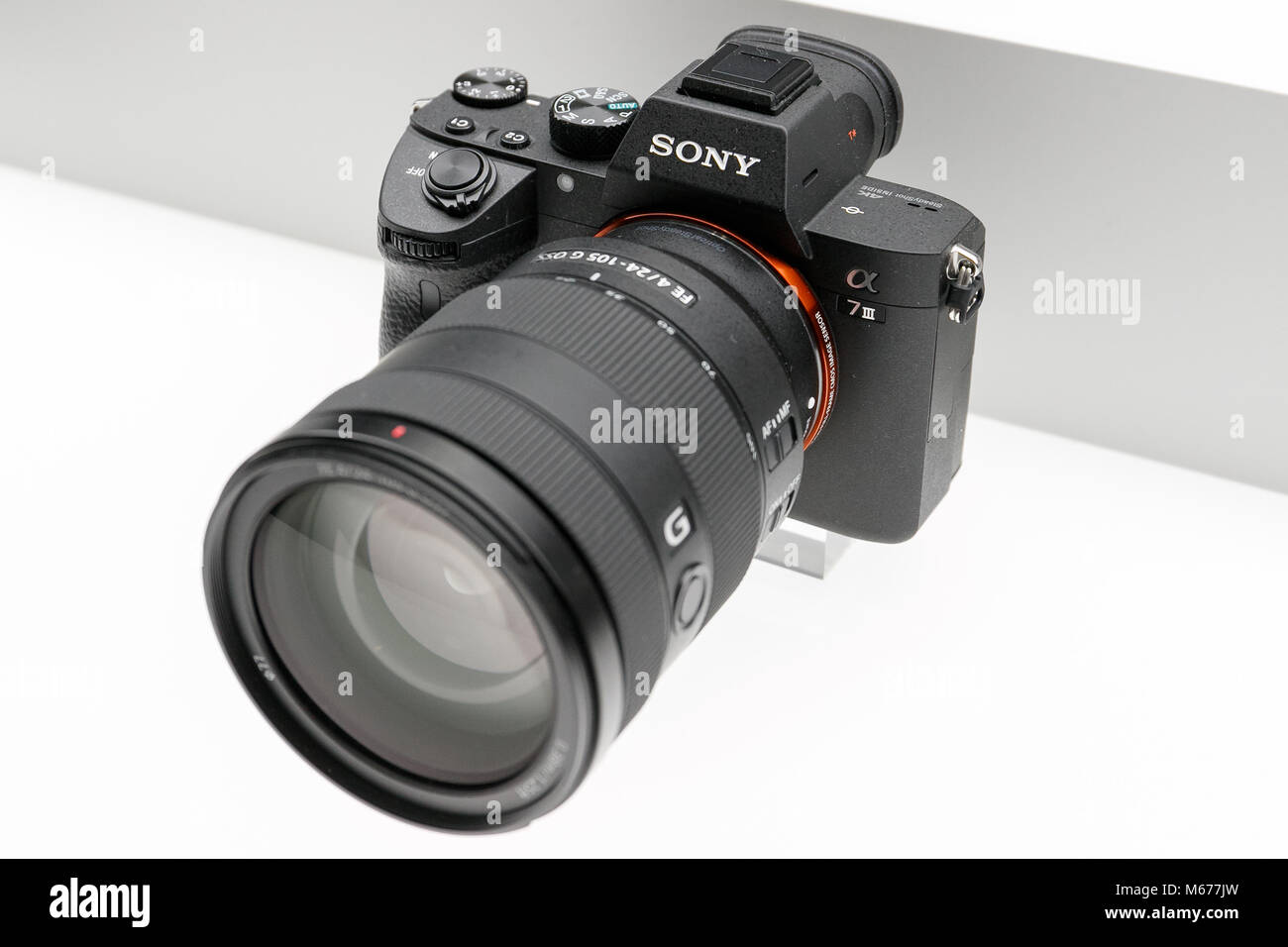 Yokohama, Giappone. 1 Mar, 2018. La nuova fotocamera Sony a 7 III sul display al CP Camera & Photo Imaging Show 2018 Il 1 marzo 2018 a Yokohama, Giappone. CP è più grande del Giappone e della fotocamera photo imaging mostra. Quest'anno, 1,123 Stand espositori e circa 70.000 visitatori sono attesi durante i quattro giorni di fiera che si tiene presso il Pacifico Yokohama e OSANBASHI Hall fino al 4 marzo. Credito: Rodrigo Reyes Marin/AFLO/Alamy Live News Foto Stock