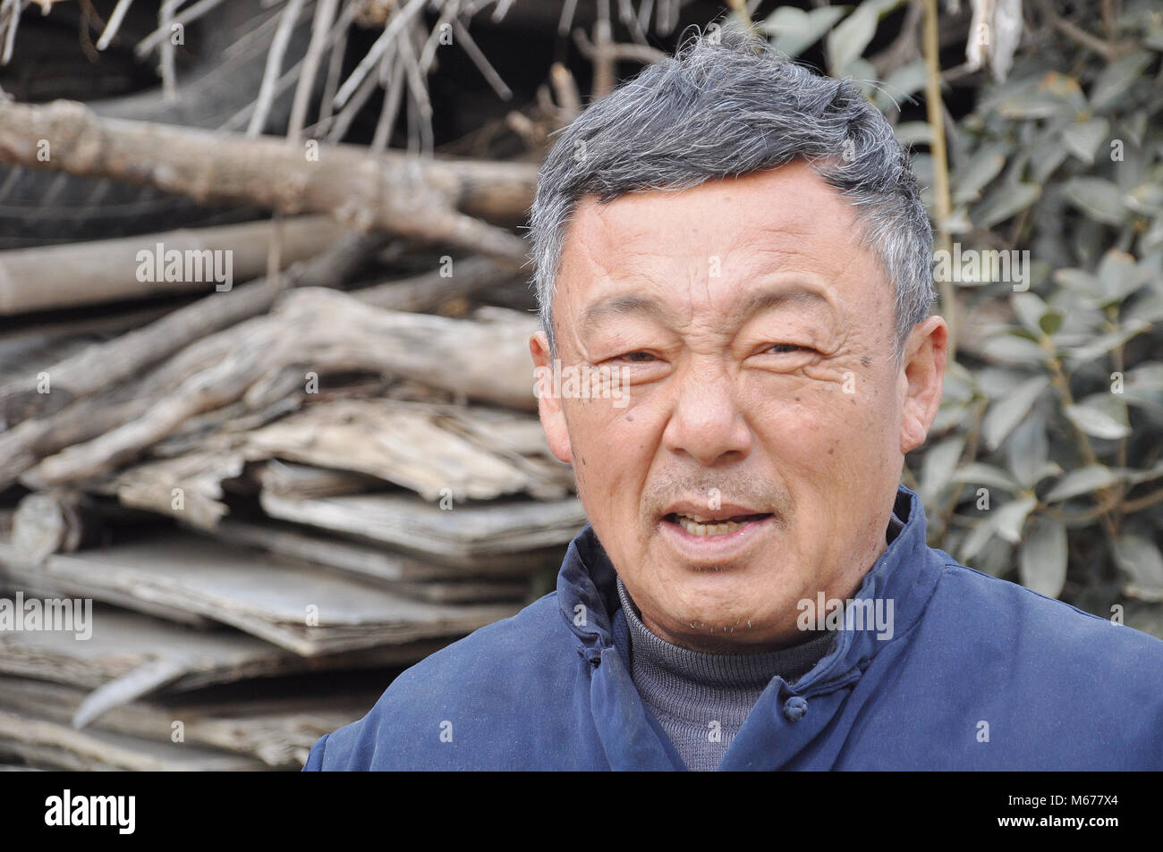 Dispensa - 17 gennaio 2018, Cina, Rongcheng: Mu Linming, un abitante di un villaggio, sorge di fronte a casa sua e parla del nuovo credito sociale sistema. Il est costa cinese la città del Mar Giallo è un pioniere di alcune decine di progetti pilota in Cina, con la quale un capillare sistema di punto di 'sociale affidabilità' è di essere introdotto nel 2020. Il numero di punti ottenuti si differenzia il bene dal male i cittadini e serve come un certificato personale di buona condotta.· Nessun filo servizio · Foto: Andreas Landwehr/dpa Foto Stock