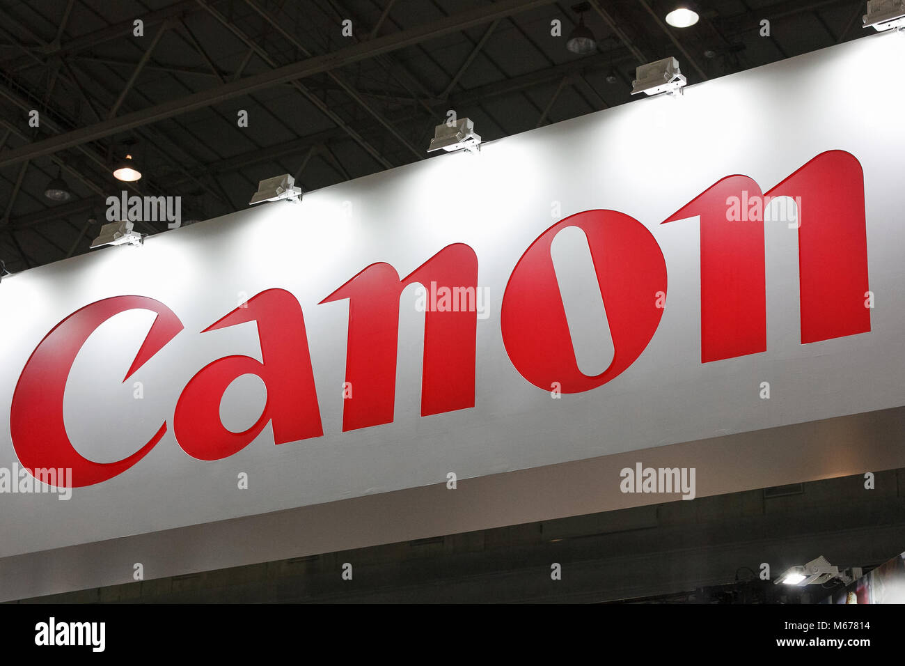 Yokohama, Giappone. 1 Mar, 2018. Una Canon logo sul display in CP Camera & Photo Imaging Show 2018 Il 1 marzo 2018 a Yokohama, Giappone. CP è più grande del Giappone e della fotocamera photo imaging mostra. Quest'anno, 1,123 Stand espositori e circa 70.000 visitatori sono attesi durante i quattro giorni di fiera che si tiene presso il Pacifico Yokohama e OSANBASHI Hall fino al 4 marzo. Credito: Rodrigo Reyes Marin/AFLO/Alamy Live News Foto Stock