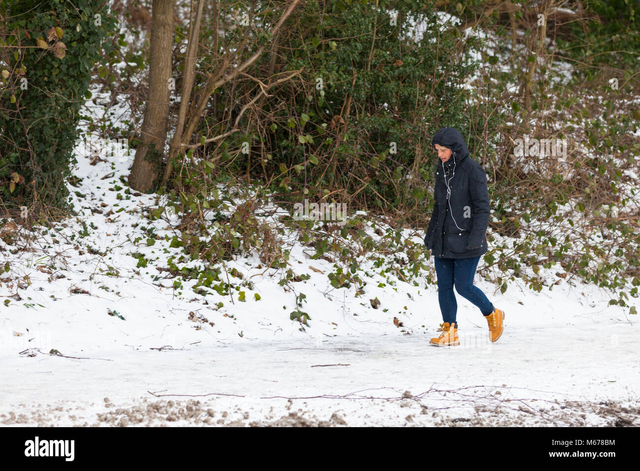 Ashford, Kent, Regno Unito. 1 Mar, 2018. Regno Unito: Meteo Bestia da est. Una leggera doccia di neve questa mattina a Ashford town center nel Kent con manodopera locale fuori gritting la potenziale pericolosità di marciapiedi e pavimentazioni. Meteo dovrebbe peggiorare più tardi di oggi e nella giornata di venerdì. Temperatura attuale è -4°C ma si sente come -11°C. Credito Foto: immagini di PAL / Alamy Live News Foto Stock