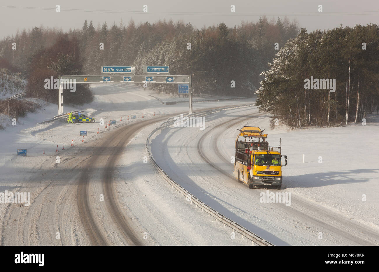 M9 @ M876 junction, Larbert, Scozia centrale. 1 marzo 2018, la polizia a chiuso raccordo autostradale e avente per impedire agli automobilisti di prendere la strada di slittamento sulla M876. Una rete di strade veicolo in enrolee per assistere. Bestia da est. Credito: Thomas Gorman/Alamy Live News Foto Stock