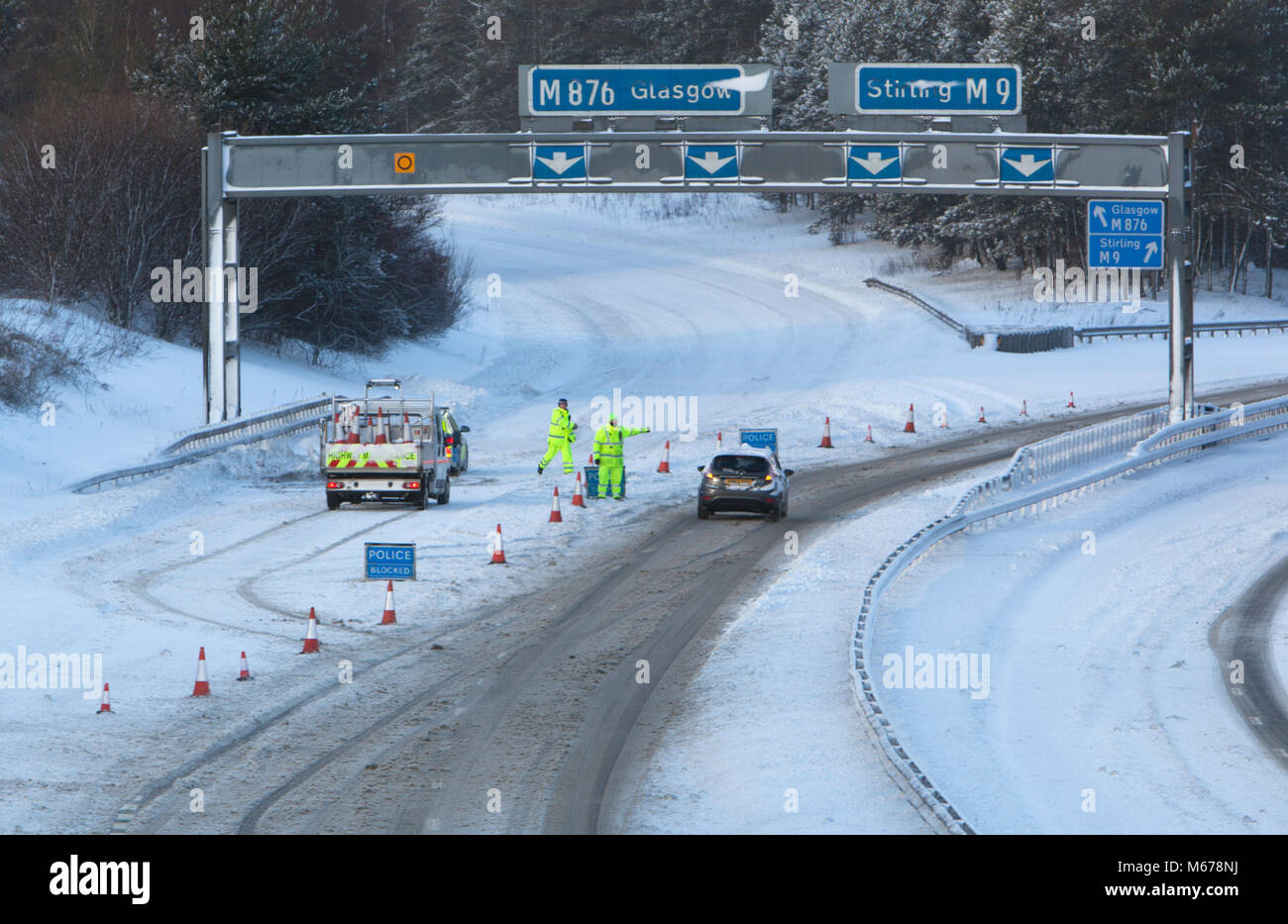 M9 @ M876 junction, Larbert, Scozia centrale. 1 marzo 2018, la polizia a chiuso raccordo autostradale e avente per impedire agli automobilisti di prendere la strada di slittamento sulla M876. Bestia da est. Credito: Thomas Gorman/Alamy Live News Foto Stock