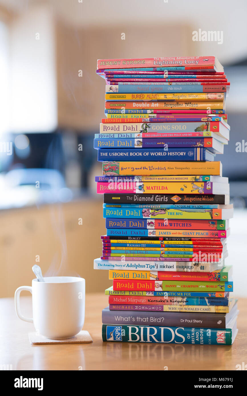 Kidderminster, Regno Unito. 1 Marzo, 2018. Prendendo il tempo al di fuori della giornata con una fumante tazza di caffè caldo per leggere alcuni romanzi classici sulla giornata mondiale del libro. Un giorno in cui si festeggia gli autori, illustratori e libri, ma soprattutto una giornata che celebra la lettura. Credito: Lee Hudson/Alamy Live News Foto Stock