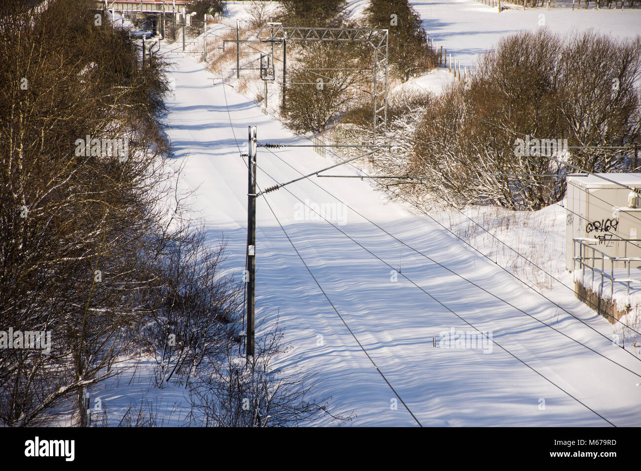 Bathgate, West Lothian, Regno Unito.1 marzo 2018. L'Edimburgo a Glasgow la linea ferroviaria è coperto di neve come i servizi vengono annullati a causa di condizioni meteorologiche estreme dopo il 'red' avviso a causa del "Bestia da est'. Foto Stock