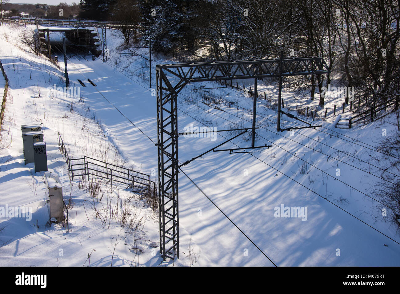 Bathgate, West Lothian, Regno Unito.1 marzo 2018. L'Edimburgo a Glasgow la linea ferroviaria è coperto di neve come i servizi vengono annullati a causa di condizioni meteorologiche estreme dopo il 'red' avviso a causa del "Bestia da est'. Foto Stock