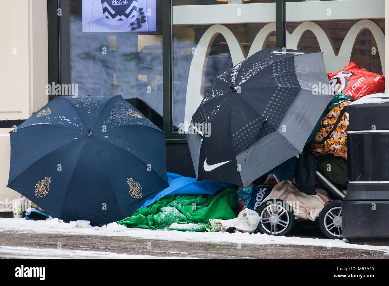 Windsor, Regno Unito. 1 Marzo, 2018. Regno Unito: Meteo un senzatetto cerca di dormire in strada di fronte al Castello di Windsor in mezzo alle condizioni invernali. I residenti locali si svegliò per un pernottamento nevicata in Windsor, Berkshire, e hanno avvertito di aspettarsi di più neve da mezzogiorno. Credito: Mark Kerrison/Alamy Live News Foto Stock