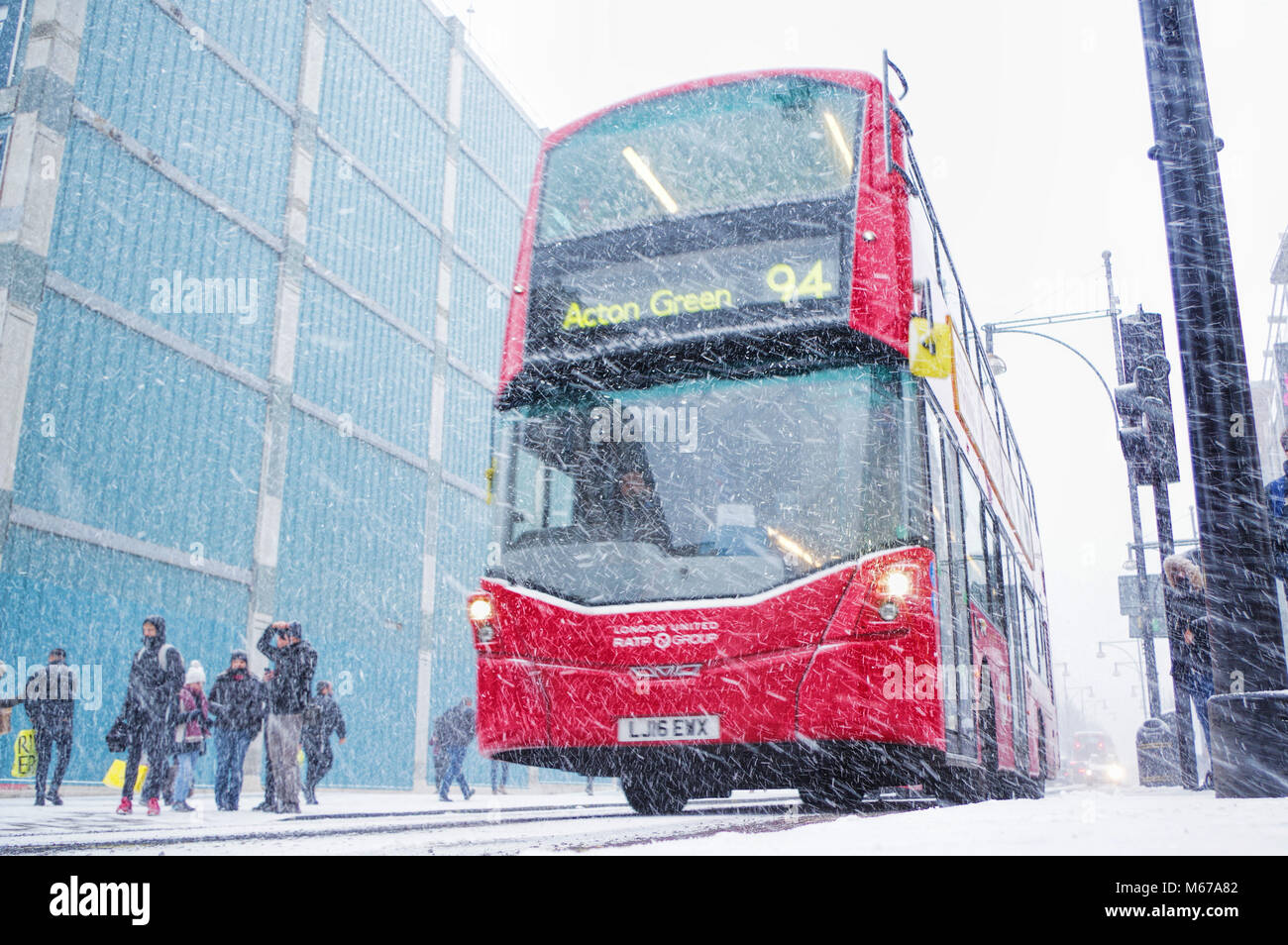 Londra, Regno Unito il 1 marzo 2018 i famosi taxi neri e autobus rossi viaggiare sulla cima di snow-capped strade del centro di Londra durante un raffiche di neve. Si snoda dalla Siberia hanno portato a temperature estremamente fredde e neve piovaschi in tutta l'Europa, incluso il Regno Unito. Molte stazioni della metropolitana e del treno overground strutture sono state colpite e le persone sono costrette ad utilizzare mezzi alternativi di trasporto. Snow piovaschi sono attesi a continuare per un altro paio di giorni di questa settimana. Rafique Hasaan/Alamy Live News Foto Stock