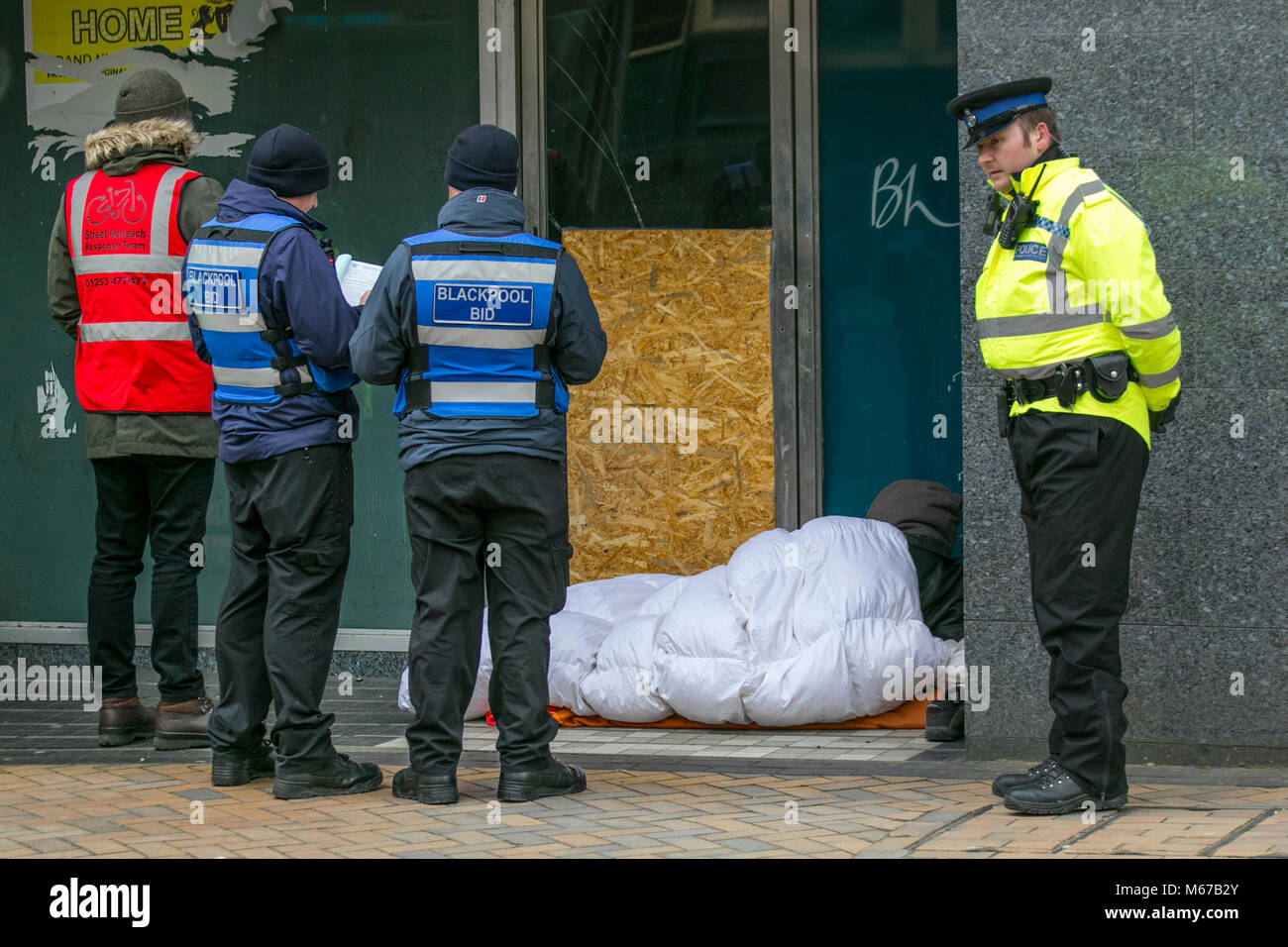 Blackpool Lancashire. 1 Mar, 2018. Regno Unito: Meteo refrigerati, congelati, freddo, affamati e senzatetto in Blackpool centro città come lavoratori sociali, assistito dalla polizia e passanti portare cibo e bevande e rivestimenti letto per le traversine ruvida nella cittadina balneare. Credito: MediaWorldImages/Alamy Live News Foto Stock