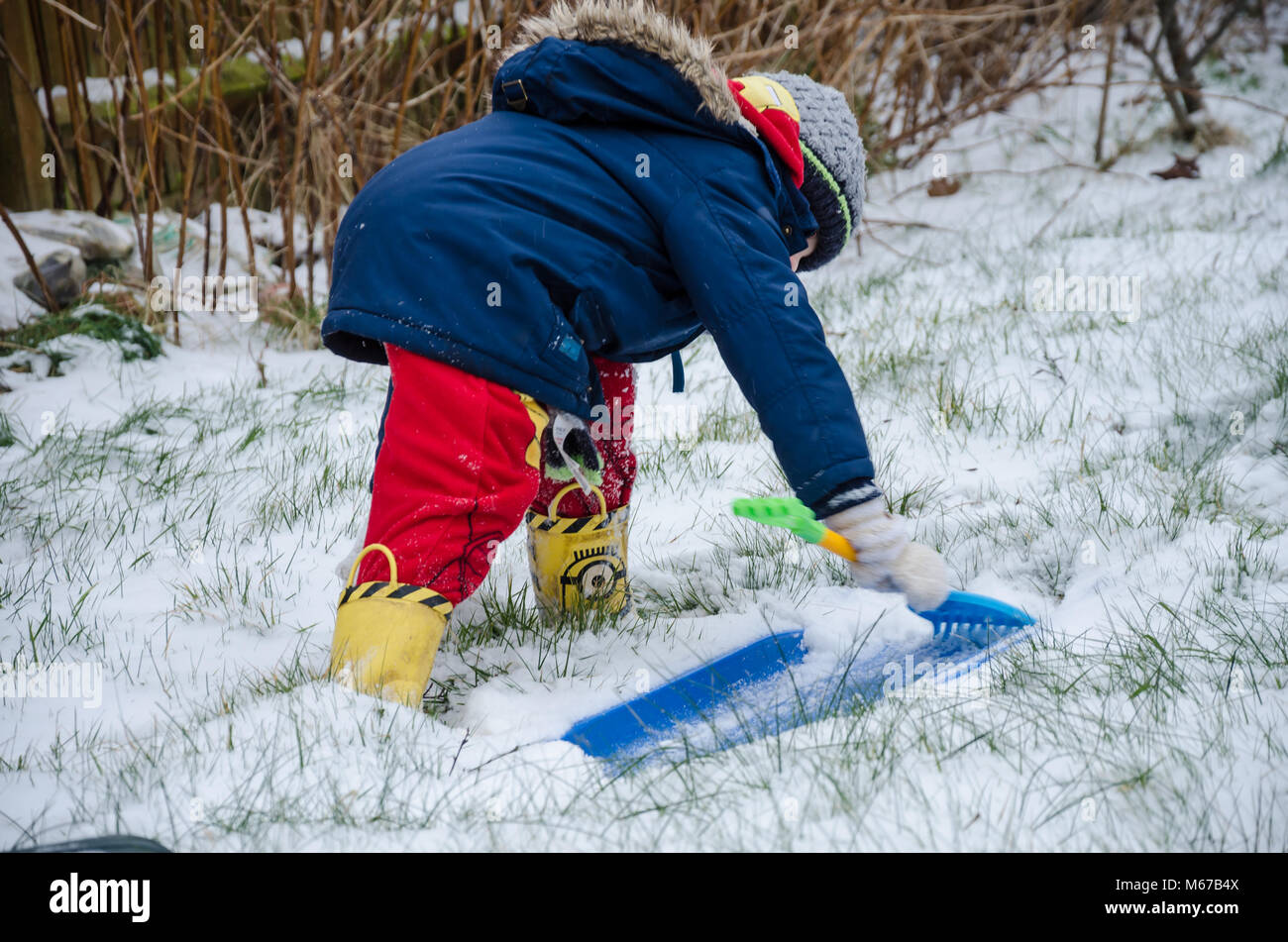 Reading, Regno Unito. 1 marzo 2018. Regno Unito Meteo: bambini che giocano sulla neve nel giardino sul retro dopo la scuola chiuso presto a causa delle condizioni meteo. Matteo Ashmore/Alamy Live News Foto Stock