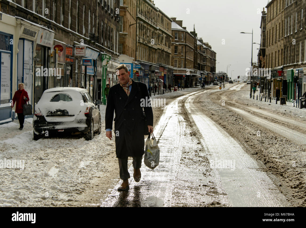 Edinburgh, Regno Unito. 01 Mar, 2018. Giovedì 1 marzo 2018: Edimburgo, Scozia Meteo. La Bestia da est continua a causare la distruzione in tutto il paese. Molte persone sono rimasti a casa e le scuole sono chiuse in più parti del paese a seguito di più forti nevicate per tutta la notte. Un uomo cammina a lavorare nel mezzo di Nicholson Street Credit: Andrew O'Brien/Alamy Live News Foto Stock