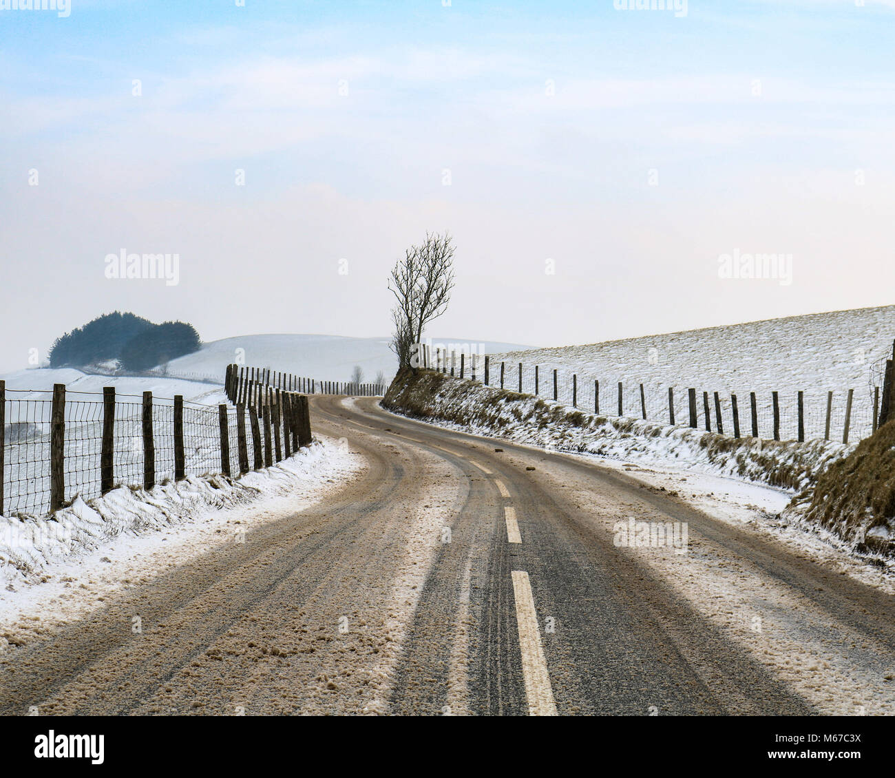 Kristian Bond- UN4120 road, tra Aberystwyth e Ponte del Diavolo. Prese a 11:00 giovedì 1 marzo 2018. Come gran parte del Regno Unito grande martoriata da venti freddi e neve, "la bestia dell'est' fa sì che le strade in Ceredigion area che deve essere chiusa. Anche se i consigli locali hanno avuto gritters arund lavoro l'orologio, con forti venti e la neve e le strade sono ancora coperte di neve e ghiaccio. Credito: Kristian Bond/Alamy Live News Copyright Kristian Bond/Alamy Live News:00pm Giovedì 1 marzo 2018. Credito: Kristian Bond/Alamy Live News Foto Stock