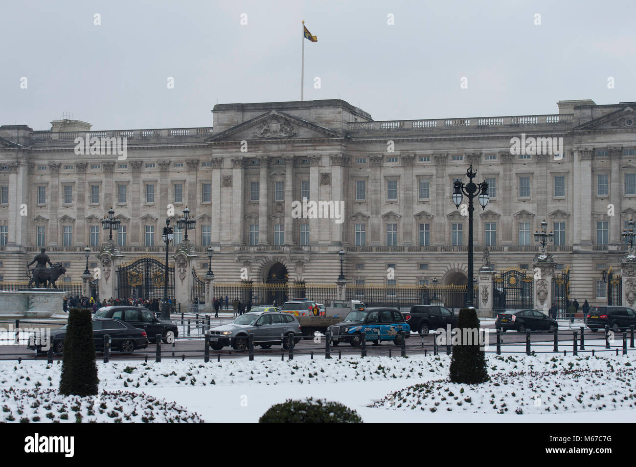 Buckingham Palace, London, Regno Unito. 1 marzo 2018. Dopo una notte di neve è continuato in mattinata l'ora di punta, un vento artico si svuota London Tourist tormenta. Il traffico passa il palazzo con coperta di neve aiuole. Credito: Malcolm Park/Alamy Live News. Foto Stock