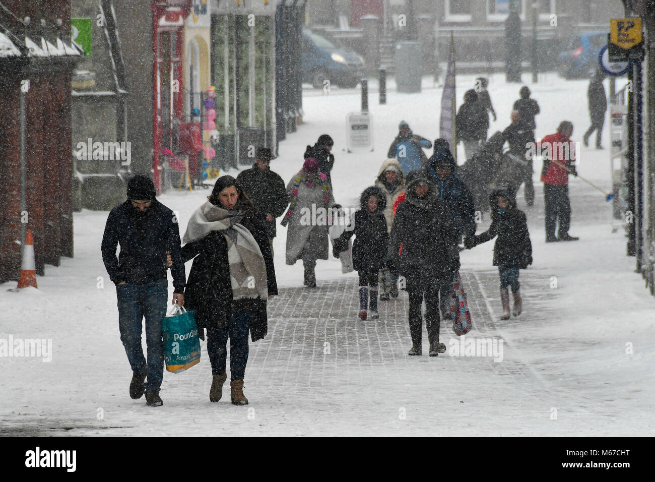 Dorchester Dorset, Regno Unito. 1 Mar, 2018. Regno Unito Meteo. Gli amanti dello shopping in Dorchester nel Dorset camminando lungo la strada del Sud nella neve pesante dalla tempesta Emma, causata dall'aria fredda dalla Bestia da est. Credito Foto: Graham Hunt/Alamy Live News Foto Stock