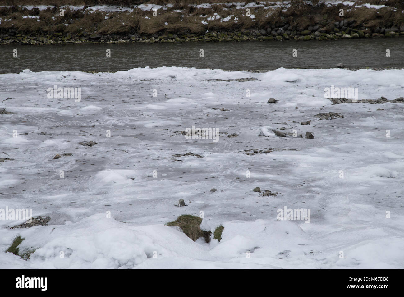 Aberystwyth, Ceredigion, metà del Galles. 1 Mar, 2018. Un insolito spettacolo, come le rive del fiume Ystwyth congelare a Aberystwyth. Credito: atgof.co/Alamy Live News Foto Stock