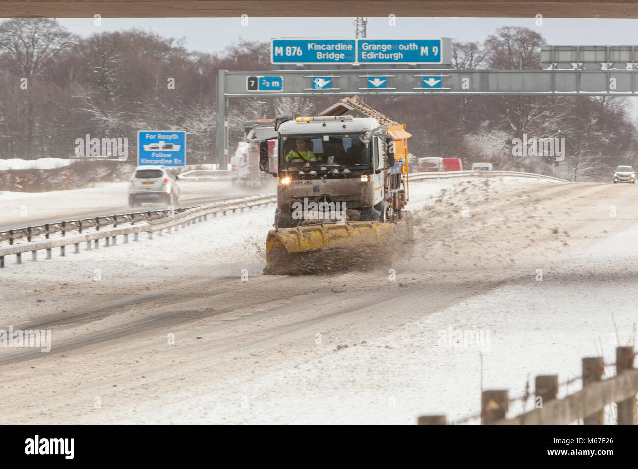 Si tratta di una fotografia di uno spartineve sulla M9 in autostrada in Scozia Foto Stock