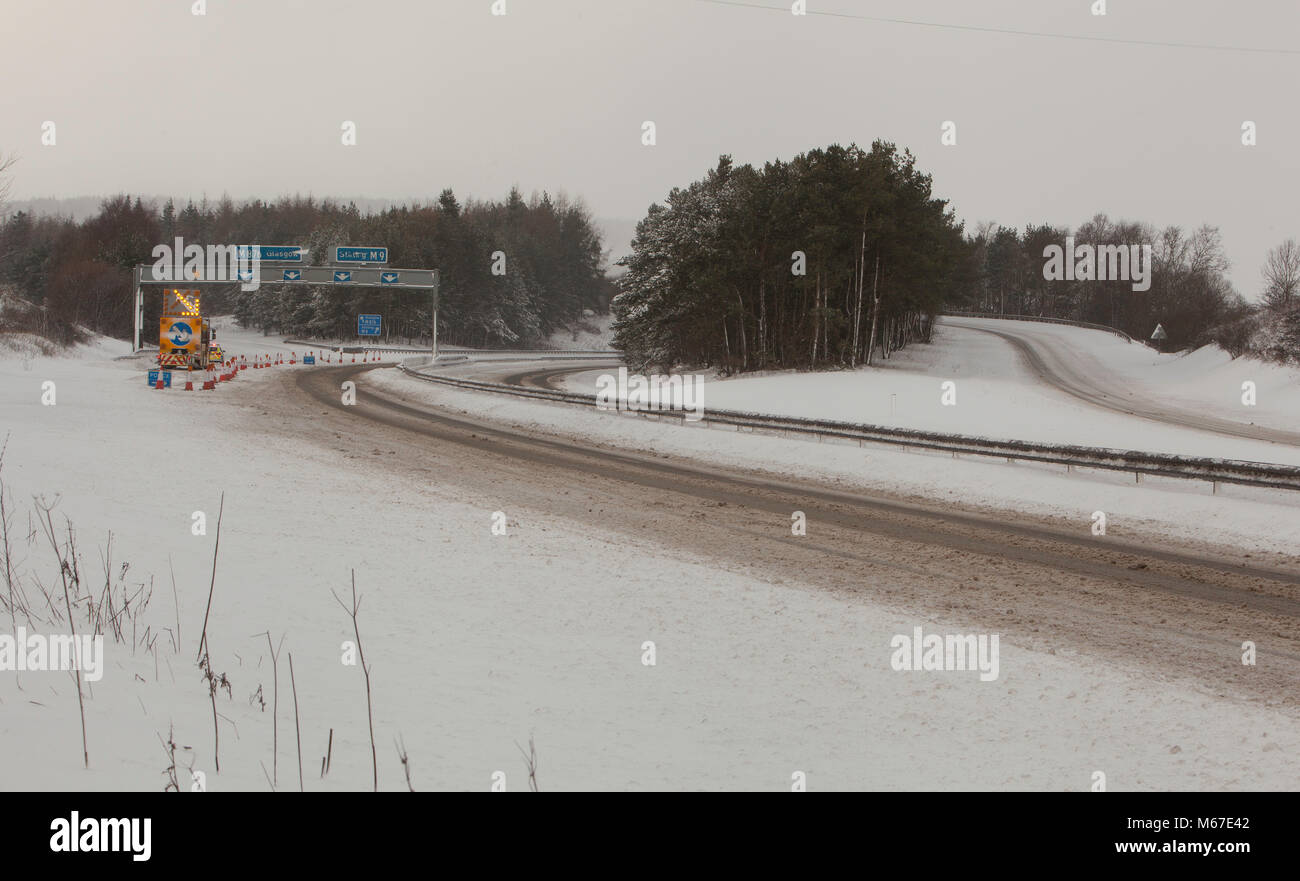 M9 chiusura della strada a causa di forti nevicate. Foto Stock