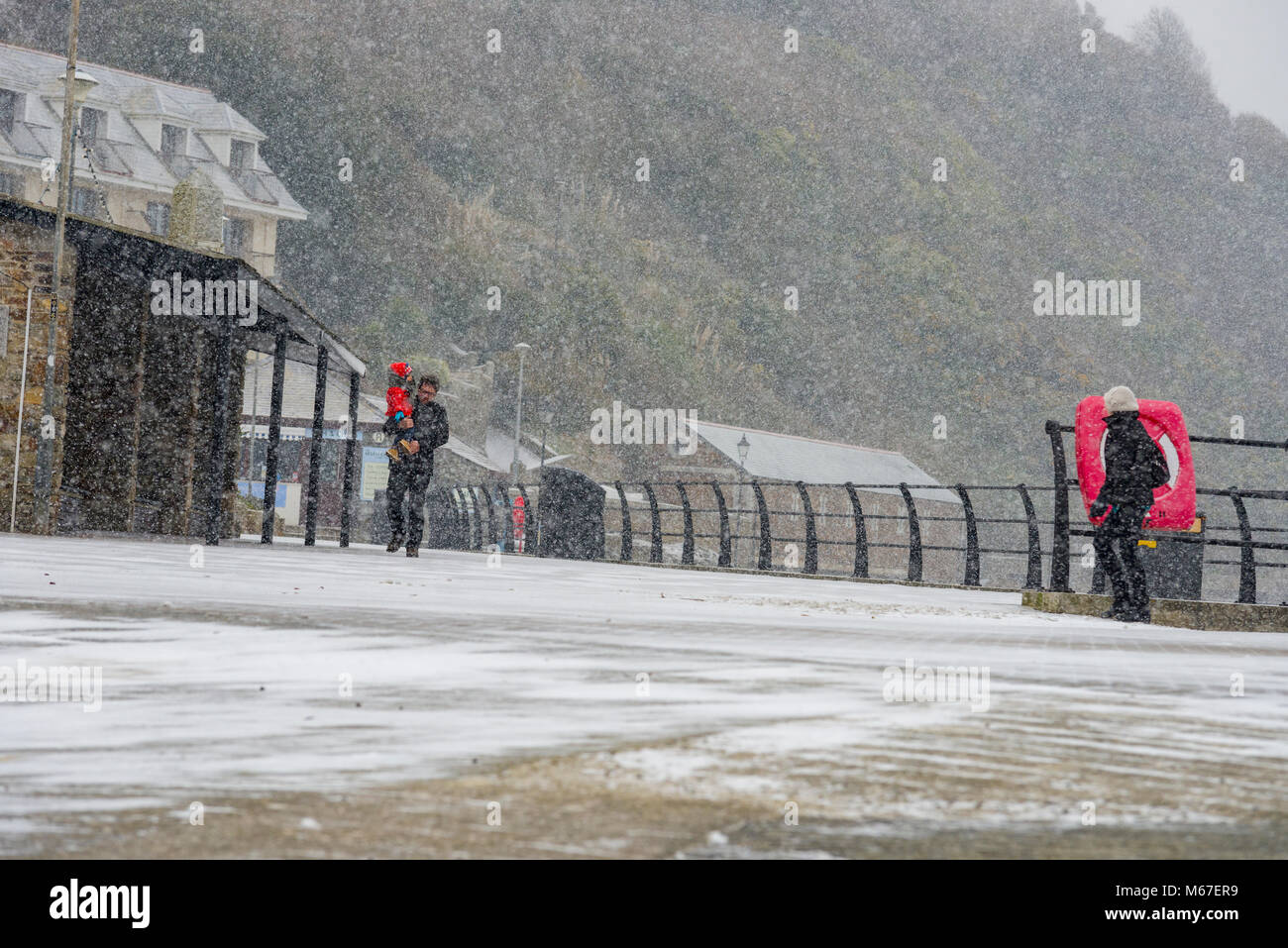 Looe, Cornwall, Regno Unito 01/03/2018. La gente fuori e circa nella città di Looe come tempesta Emma porta Blizzard simili condizioni non si vede in quasi quarant'anni. Credito: James Pearce/Alamy Live News Foto Stock