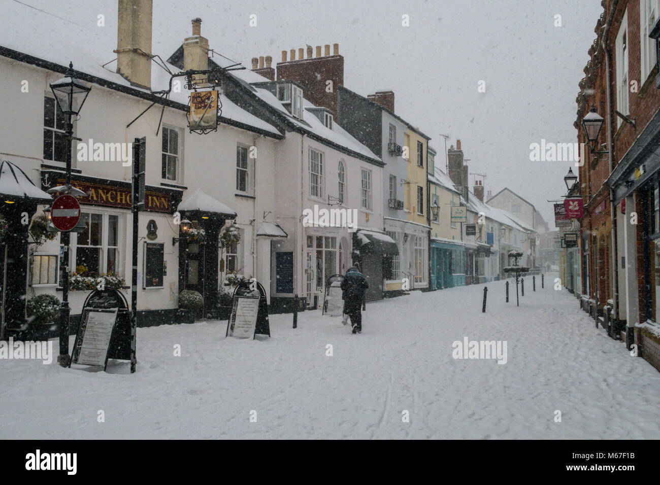 Sidmouth, Devon, 1 Marzo 18 vecchi Fore Street a Sidmouth centro città inquanto Bestia da Est incontra tempesta Emma oltre a sud ovest dell'Inghilterra. Devon e Cornwall aspettano di diversi centimetri di neve nelle prossime ore. La neve è una grande rareity sulla costa del Devon - Sidmouth ha avuto nessuno poiché l'inverno 2010/11. Foto centrali/Alamy Live News Foto Stock