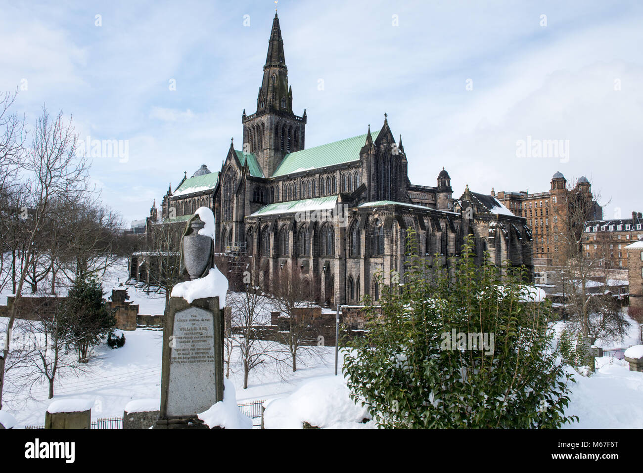 Glasgow, Scotland, Regno Unito. 1 Marzo, 2018. Vista della cattedrale di Glasgow e Royal Infirmary dalla necropoli cimitero a Glasgow, coperto di neve come bestia da est sistema meteo hits Scotland Credit: Tony Clerkson/Alamy Live News Foto Stock