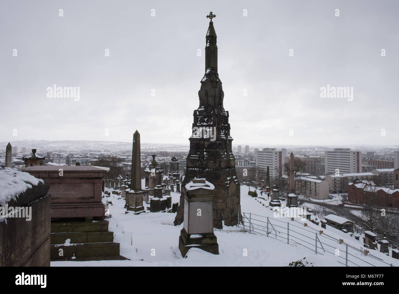 Glasgow, Scotland, Regno Unito. 1 Marzo, 2018. La Necropoli cimitero a Glasgow ricoperta di neve come bestia da est sistema meteo hits Scotland Credit: Tony Clerkson/Alamy Live News Foto Stock