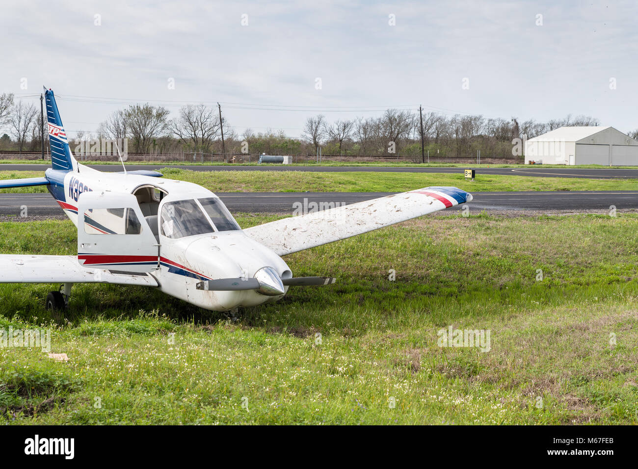 ARCOLA, TEXAS - Marzo 1, 2018: piccoli aeromobili dell'aviazione generale skids fuori pista alla Houston Southwest Aeroporto (AXH) Credito: michelmond/Alamy Live News Foto Stock