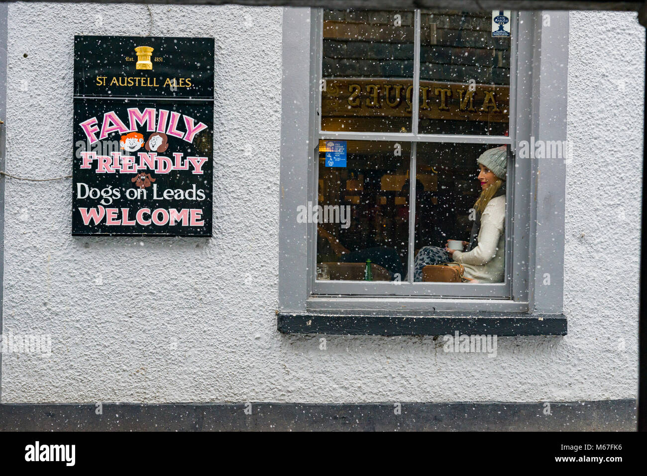 Looe, Cornwall, Regno Unito 01/03/2018. La gente fuori e circa nella città di Looe come tempesta Emma porta Blizzard simili condizioni non si vede in quasi quarant'anni. Credito: James Pearce/Alamy Live News Foto Stock