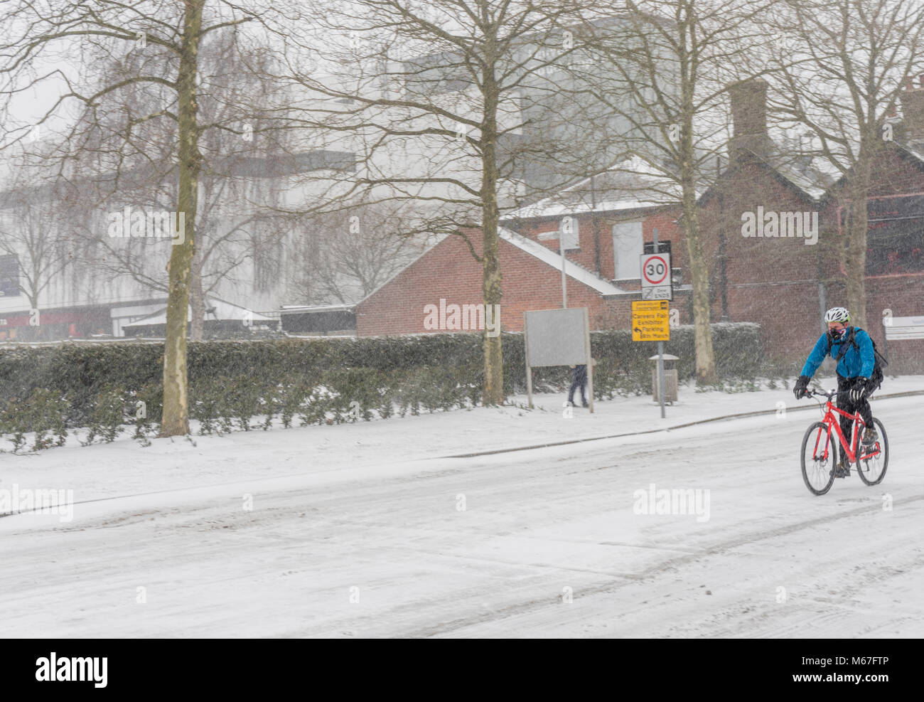 Southampton, Regno Unito. 1 marzo 2018. La neve pesante ha causato l'Università di Southampton (Inghilterra, Regno Unito) di chiudere per lavoro per il resto della giornata e domani a causa di condizioni meteorologiche avverse e pericolose. Qui è raffigurato un ciclista che affronta le strade che sono pericolose da usare. Foto Stock