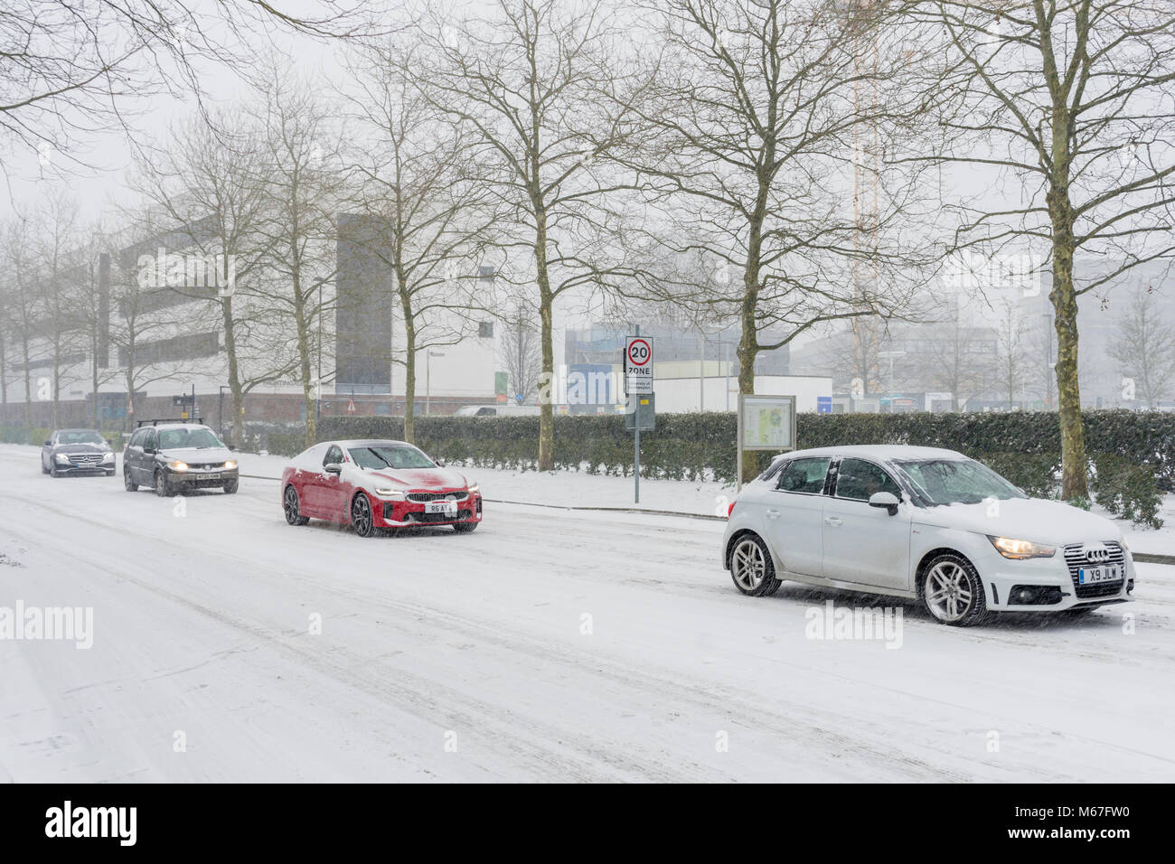 Southampton, Regno Unito. 1 marzo 2018. La neve pesante ha causato la chiusura dell'Università di Southampton (Inghilterra, Regno Unito) per motivi di lavoro per il resto della giornata e domani a causa di condizioni meteorologiche avverse e pericolose. Qui sono raffigurate auto che guidano lentamente lungo la University Road presso l'Highfield Campus durante le forti nevicate. Foto Stock