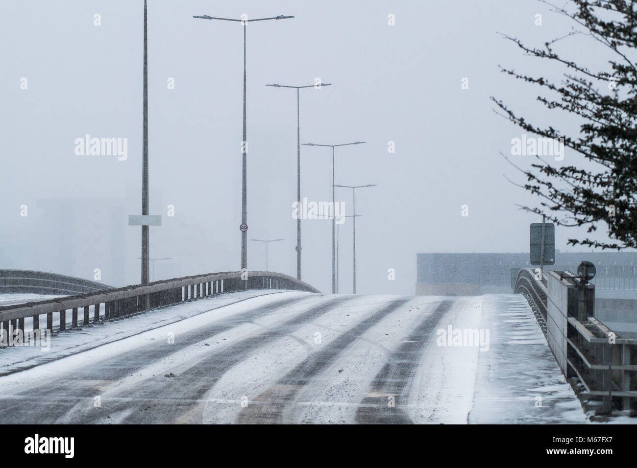 PENARTH, Galles. 1 marzo 2018. Un inusuale serata tranquilla Rush Hour sulle strade principali in e fuori di Cardiff. Tempesta Emma e "La Bestia da est' hanno colpito il Regno Unito, con un allarme rosso per la neve e vento rilasciati per le aree circostanti Cardiff, Newport, il Galles del Sud delle Valli, e sud ovest dell'Inghilterra. Credito: Polly Thomas/Alamy Live News Foto Stock