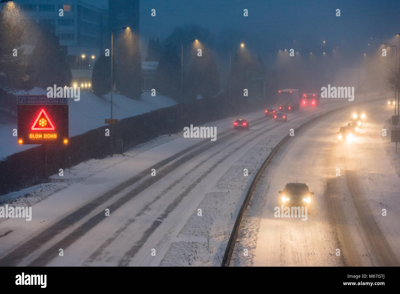 Cardiff, Galles, UK. 1 marzo 2018. La nevicata in Cardiff annuncia l arrivo di tempesta Emma. Le condizioni di guida nella capitale gallese sono il rapido deterioramento e la zona è soggetta a una spia rossa dal Met Office. Molte persone sono rimaste a casa. L'A48 che è la principale arteria al di fuori della città è praticabile con cura ma alcuni driver non presti attenzione attenzione per uccidere la loro velocità. Credito Foto: Ian HOMER/Alamy Live News Foto Stock