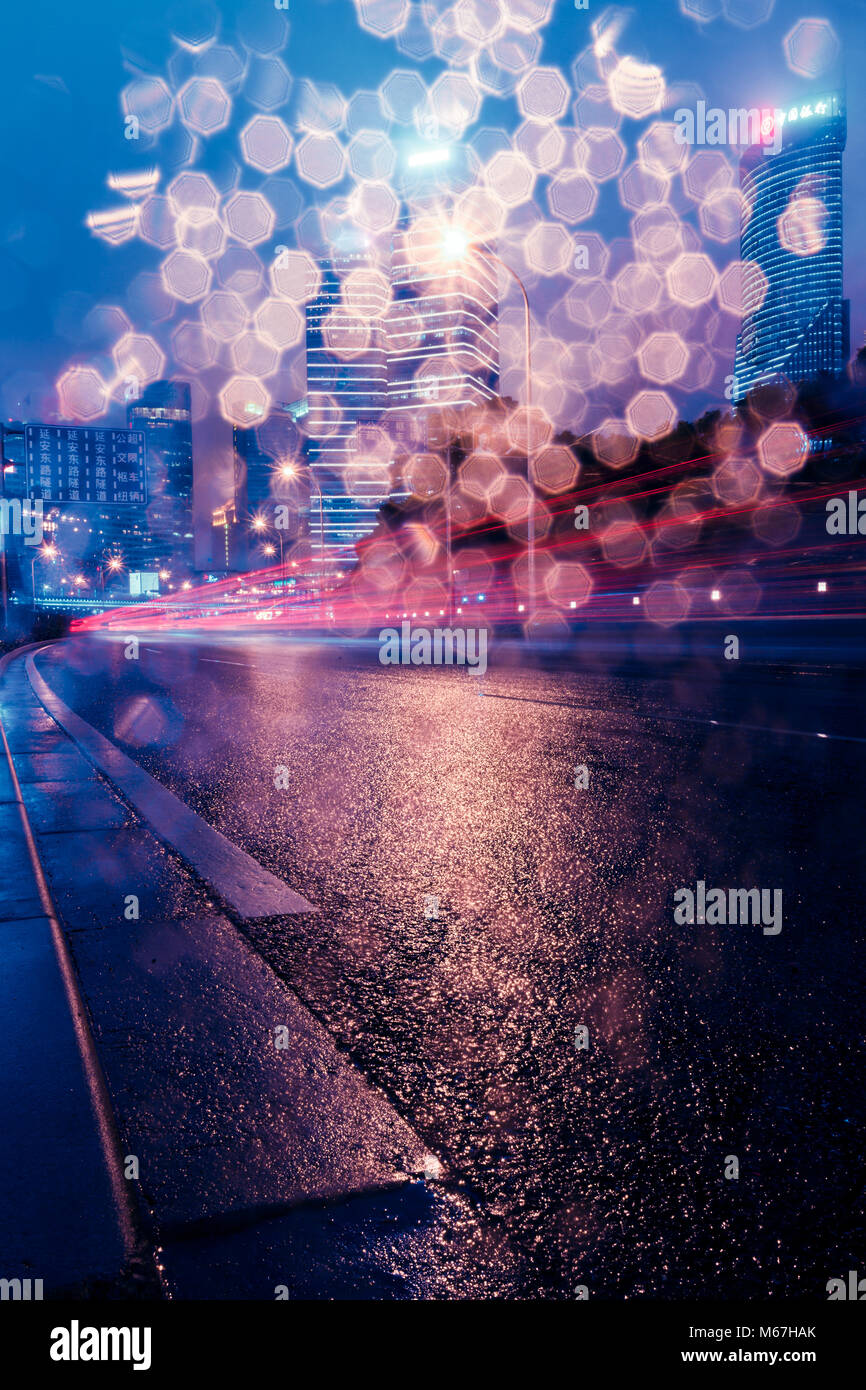 Alla luce percorsi su strada a Shanghai in Cina. Foto Stock