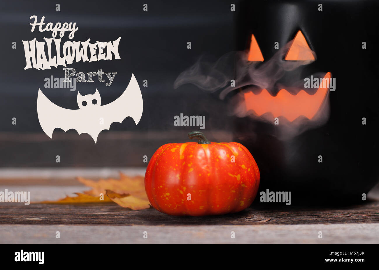 Sfondo di Halloween spooky zucca con fumo NELLA NOTTE BUIA Foto Stock