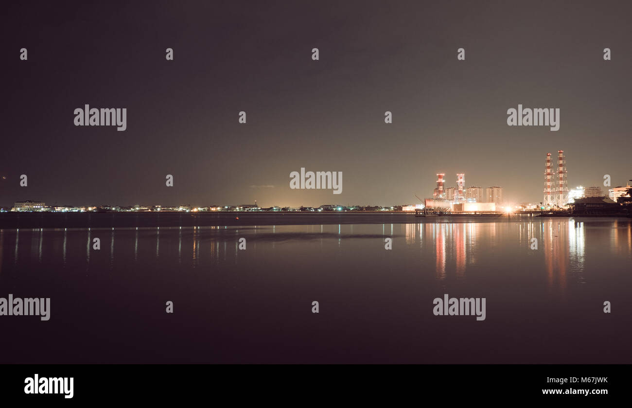Il lungomare con vista del settore urbano Foto Stock