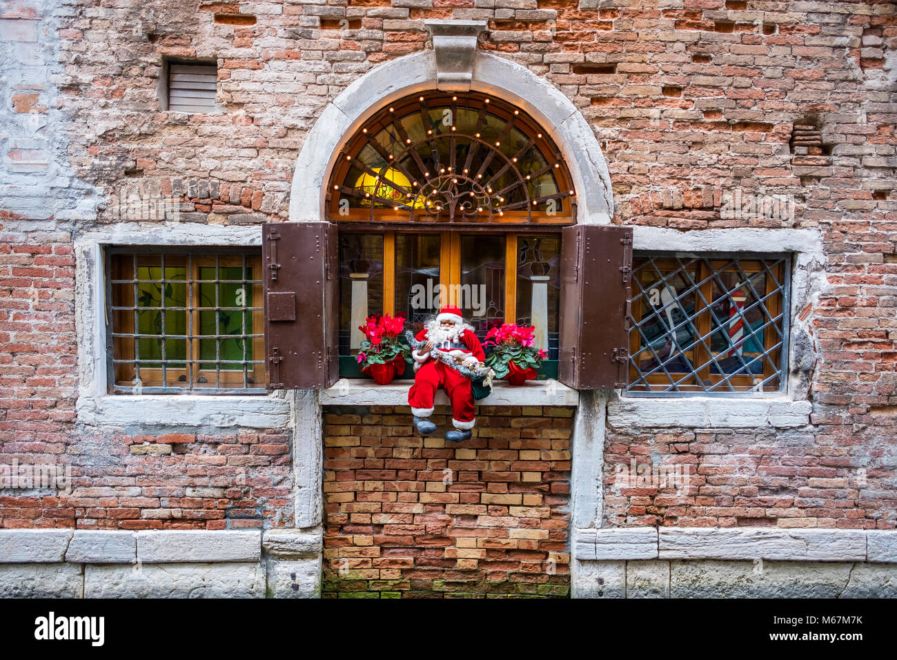 Decorazione natalizia a Venezia, con mattoni rossi a vista Foto Stock