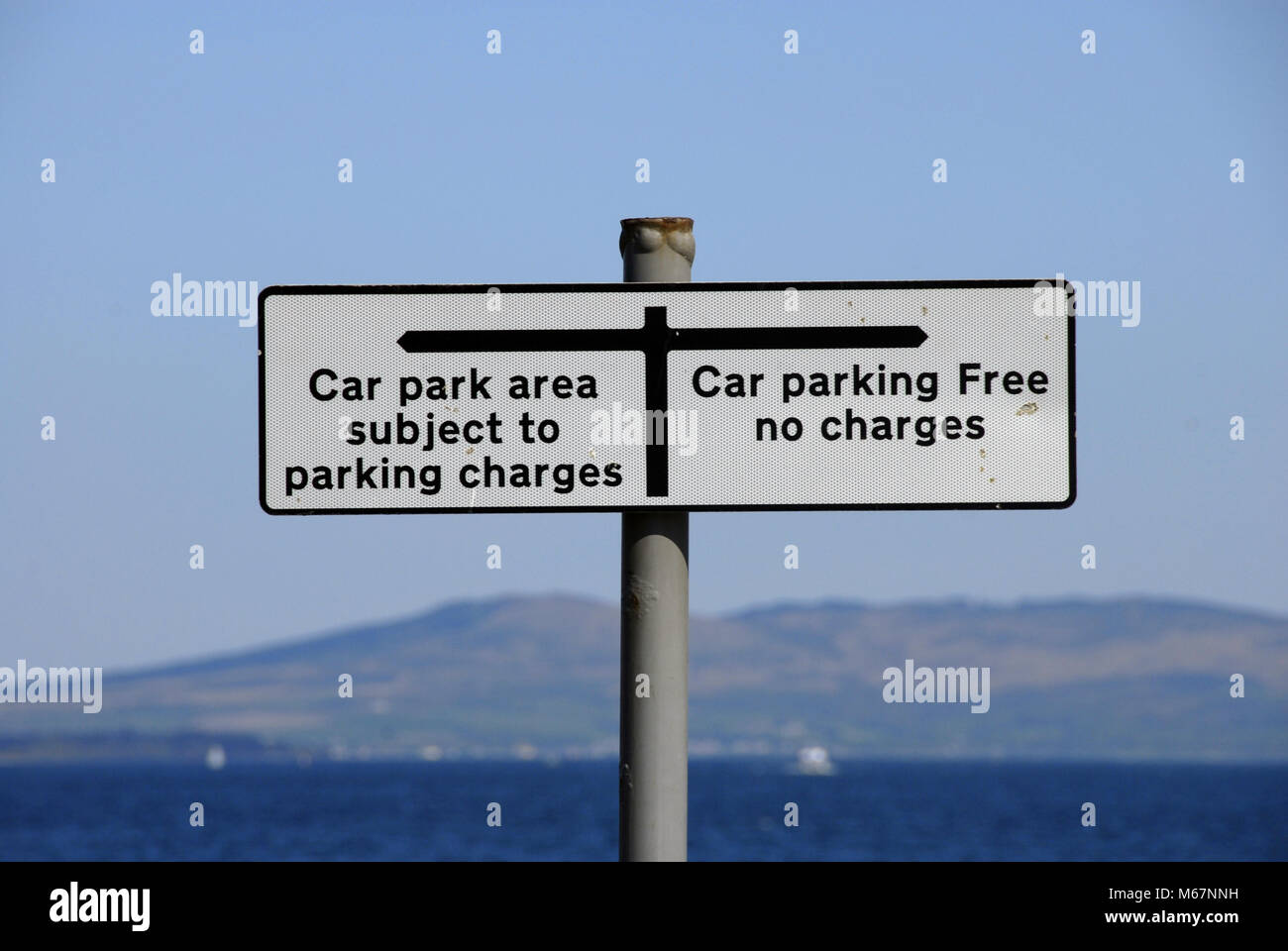 Firmare in un parcheggio che mostra il parcheggio gratuito e parcheggio a pagamento in diverse aree, Dunoon Foto Stock
