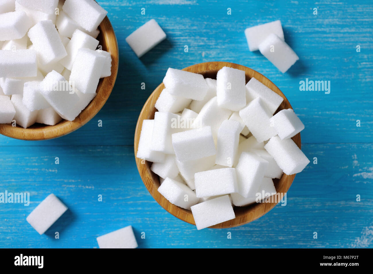 Zollette di zucchero in un cuore a forma di tazza di porcellana Foto stock  - Alamy