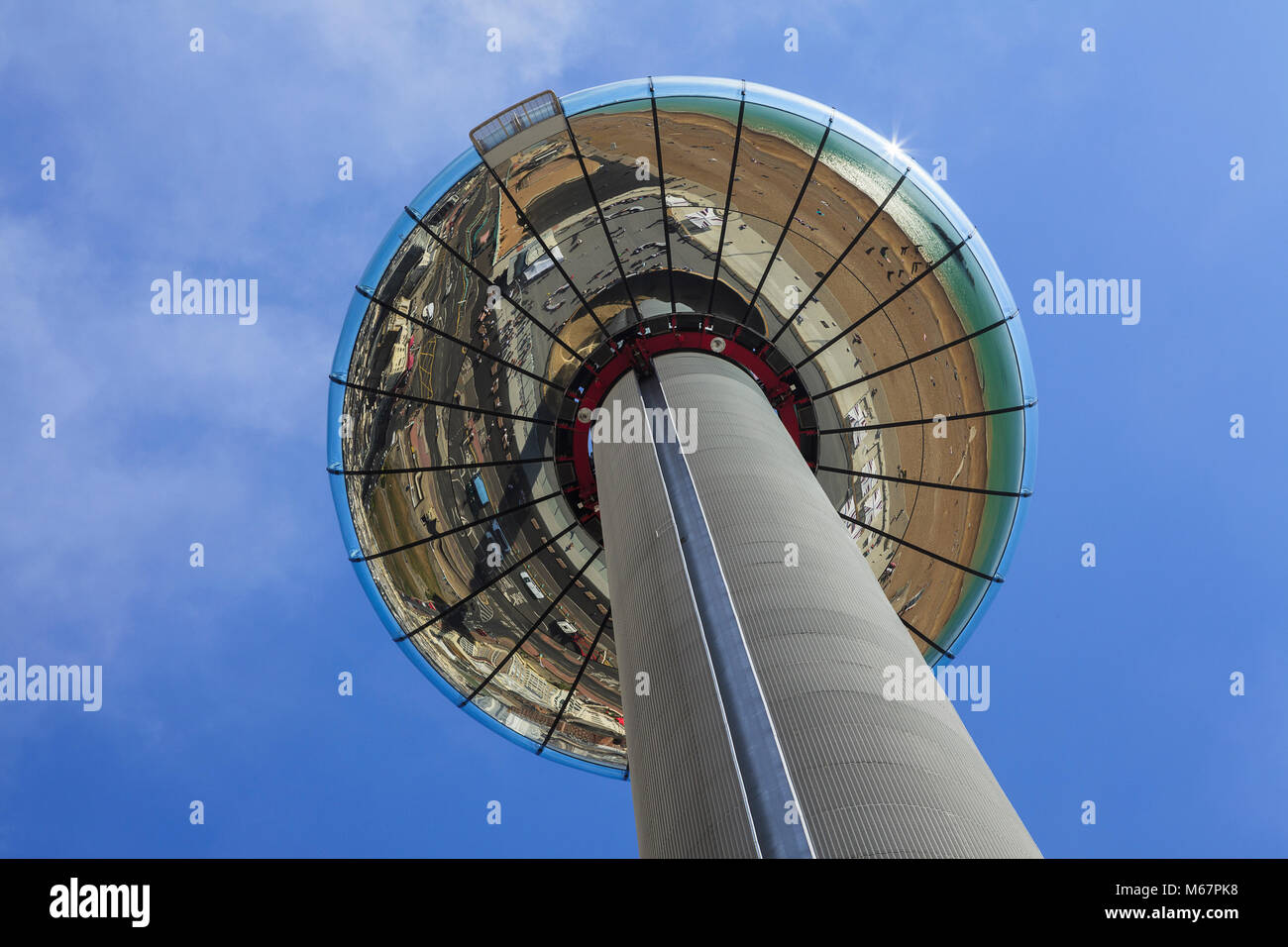 Vista della strada la riflessione sulla parte inferiore della British Airways i360 Foto Stock