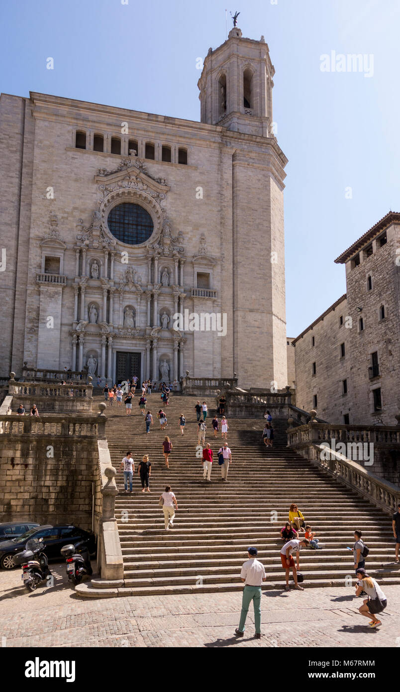 I turisti sui gradini che conducono a La Catedral de Girona (Cattedrale di Girona), Catalogna, Spagna Foto Stock