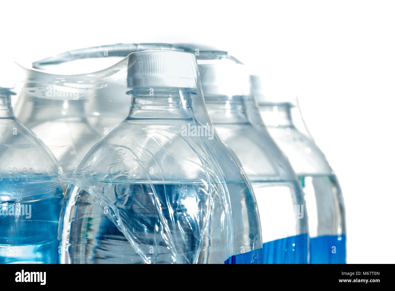 Primo piano di un pacco di 1,5 litro acqua in bottiglia, confezionato in bottiglie in plastica PET Foto Stock