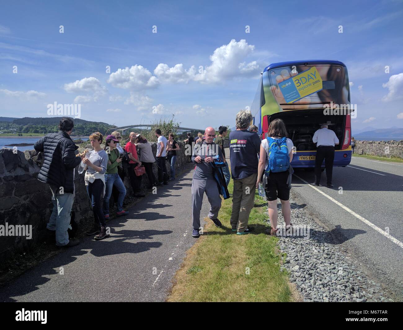 Autobus citylink ripartiti appena prima l'isola di Skye Bridge. Highlands. La Scozia. Regno Unito Foto Stock