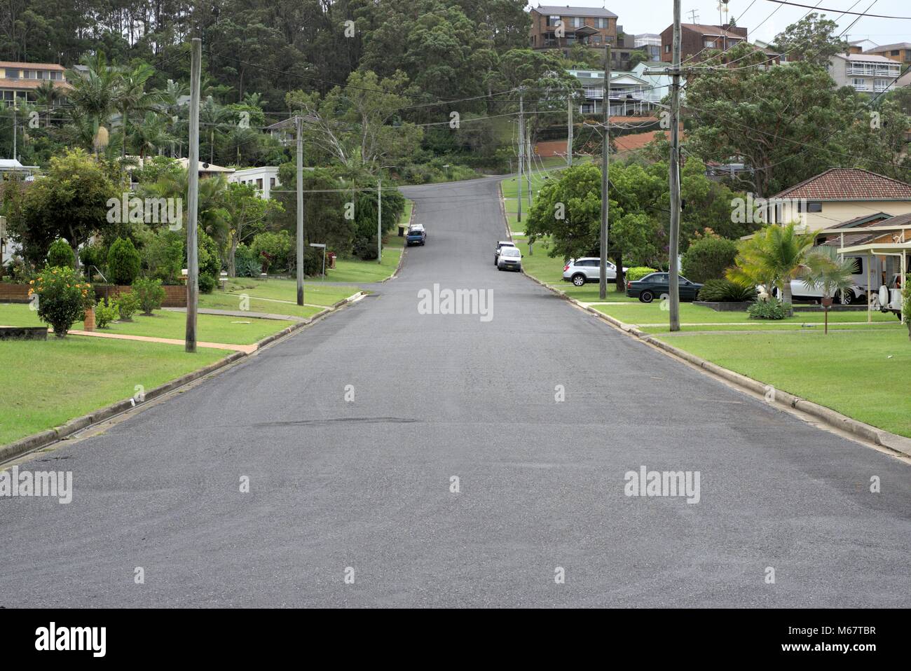 In data 27 Feb 2018 in Coffs Harbour, Nuovo Galles del Sud. Ampia vista della città australiana street. Australian street, sentiero, prato, case in day time. Foto Stock