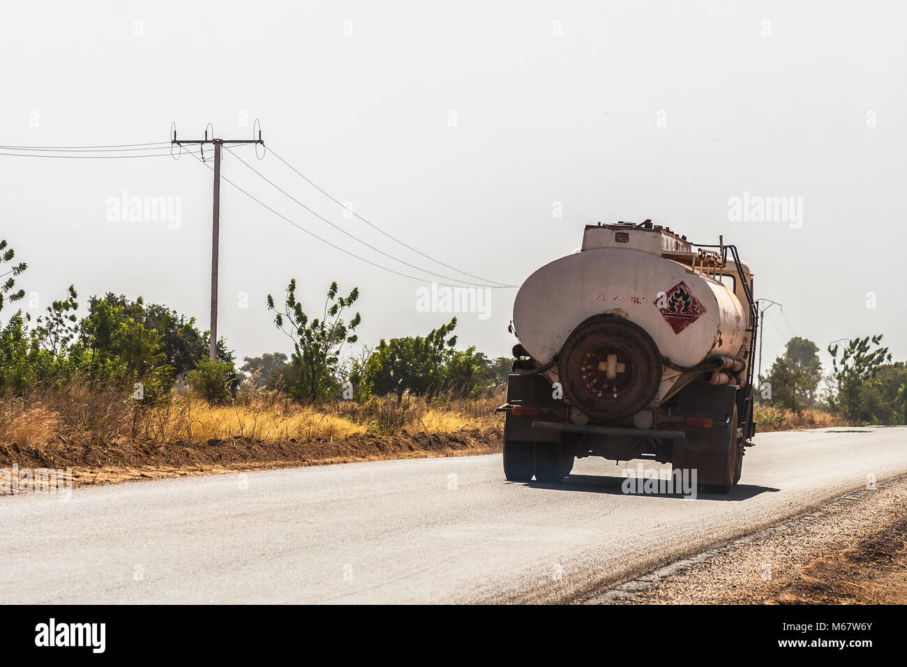 Camion di carburante sulla Strada Statale 1 in direzione di Bobo-Dioulasso, in Burkina Faso. Foto Stock