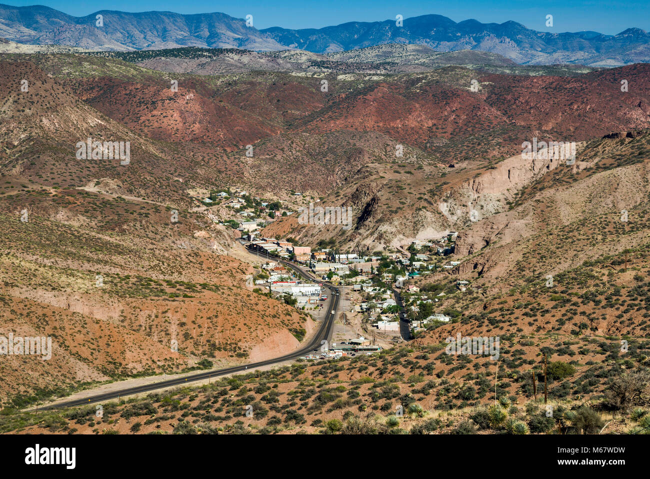 Città di Clifton visto da Coronado Trail in autostrada in Morenci, Arizona, Stati Uniti d'America Foto Stock